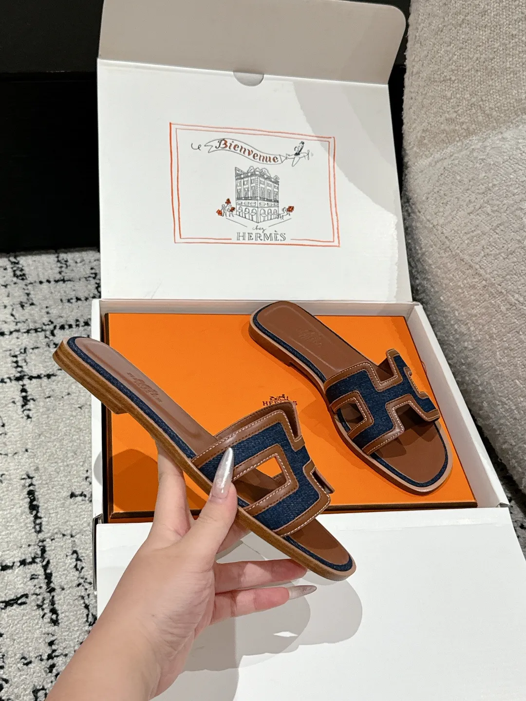 👟👟Ex-factory price 480👟👟 HERMES Hermès Oran series H classic slippers flat slippers 2025 spring and summer latest color matching family portrait ❤️ Original development Purchasing quality Integrated rhinestones, rivets, palm prints, graffiti, embroidery and other details make the simple H slippers new! Add more matching possibilities! The basic colors and this year’s hot new colors are all with your eyes closed. A must-have item for H fans in summer❤️Every color is beautiful ✔️Upper: cowhide/sheep/hot diamond/denim ✔️Foot: original sheepskin ✔️Sole: Italian A-grade double-layer leather outsole ✔️Size: #35-42 (40.41.42 custom-made, non-refundable)